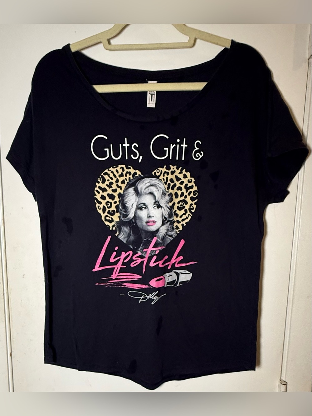 Dolly Parton “Guts, Grit & Lipstick” black t-shirt w/leopard print heart. Sz. L